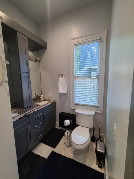 West End Modern Atlanta 3 Bedroom Bungalow Exterior photo